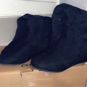Comfortview Suede wedged heel wide calf black boot. Size 8.5